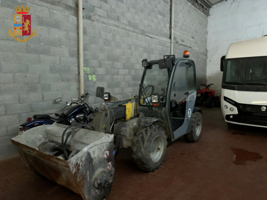 La polizia di Busto scopre un deposito di veicoli rubati: denunciato un uomo