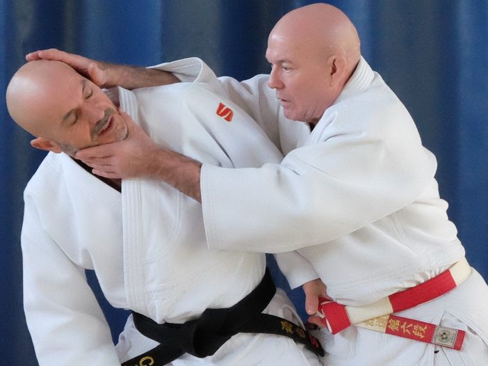 Malaguti indossa la cintura Bianca e Rossa, riconoscimento per l'alto grado raggiunto. Sotto il podio più alto per Federica Mara