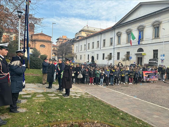Giornata della Memoria a Busto, la deposizione della corona con i ragazzi di Tommaseo e De Amicis