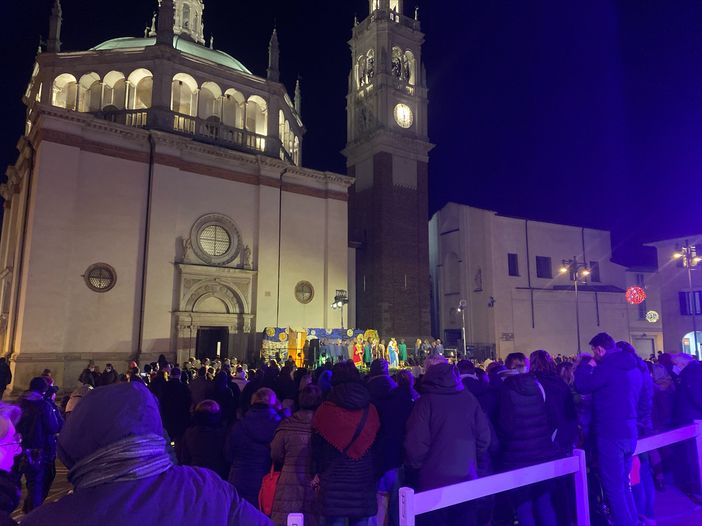 Piazza Santa Maria si riempie per il presepe vivente