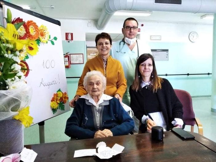 Festa per la signora Antonietta Festa per la signora Antonietta