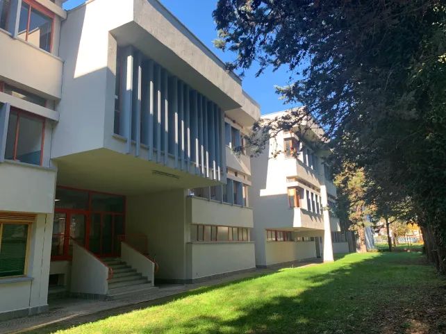 L'esterno della scuola media Biagio Bellotti di Busto L'esterno della scuola media Biagio Bellotti di Busto