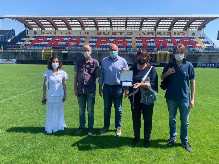 La consegna della targa riconoscimento a Patrizia Testa e Sandro Turotti da parte de &quot;Il Tigrotto&quot;