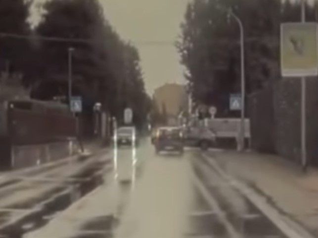 Olgiate, ritrovata in Brianza l’auto pirata. Ora si cerca la donna alla guida Olgiate, ritrovata in Brianza l’auto pirata. Ora si cerca la donna alla guida