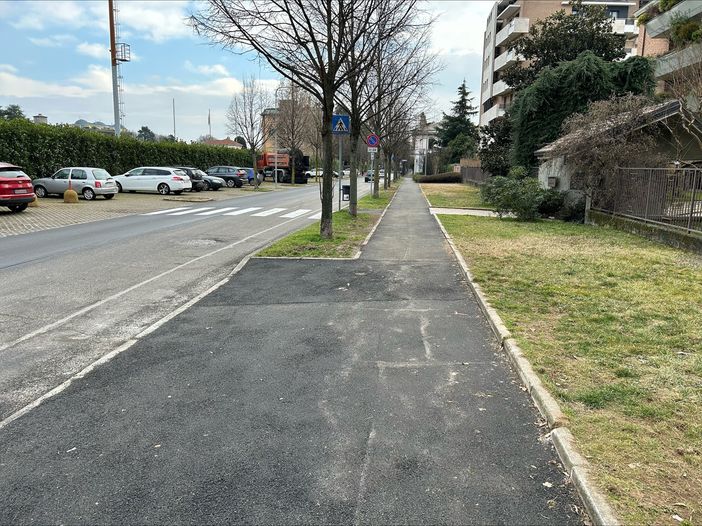 I nuovi marciapiedi di via Valle Olona, sotto i lavori iniziati in corso XX settembre