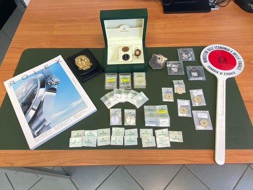 Dalla Svizzera con ricambi per orologi di lusso non dichiarati: scoperto dalle Fiamme Gialle Dalla Svizzera con ricambi per orologi di lusso non dichiarati: scoperto dalle Fiamme Gialle