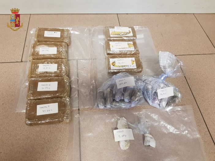 Nascondevano la droga nelle borse della spesa: arrestati un 18enne e un 25enne Nascondevano la droga nelle borse della spesa: arrestati un 18enne e un 25enne