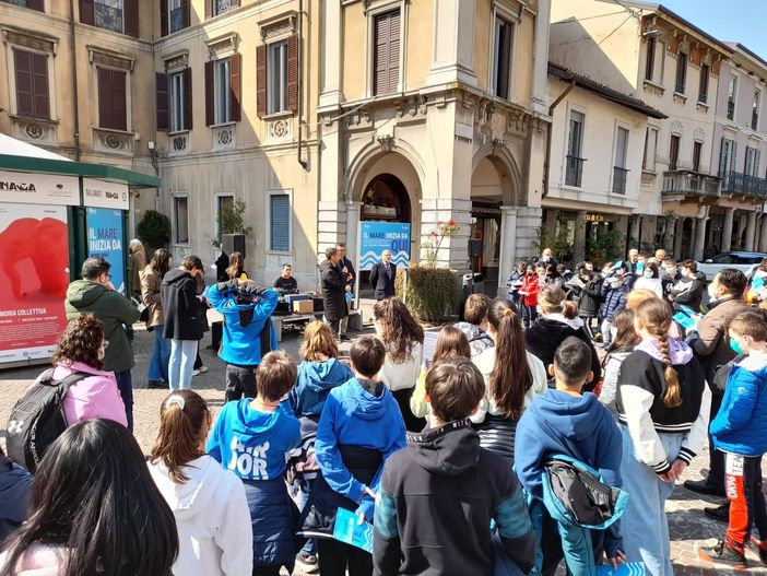 Casette dell’acqua condominiali e contenitori per smaltire l’olio: gli studenti di Gallarate dialogano con Alfa Casette dell’acqua condominiali e contenitori per smaltire l’olio: gli studenti di Gallarate dialogano con Alfa