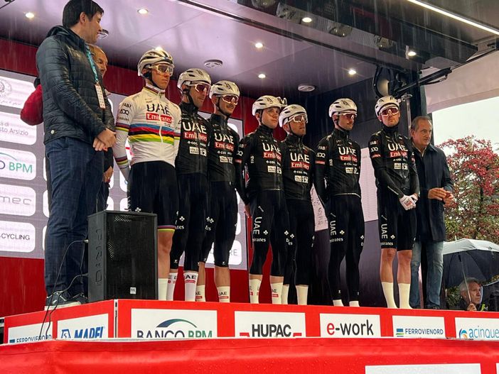 Quegli appassionati bustocchi usciti a cercare i campioni sotto la pioggia Quegli appassionati bustocchi usciti a cercare i campioni sotto la pioggia