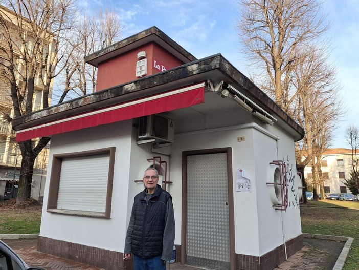 Rolando Pellegatta davanti all'edicola di piazza XXV Aprile Rolando Pellegatta davanti all'edicola di piazza XXV Aprile