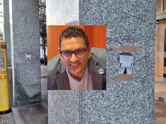 Attolini e i volantini comparsi dove prima c'erano i suoi a favore delle forze dell'ordine Attolini e i volantini comparsi dove prima c'erano i suoi a favore delle forze dell'ordine