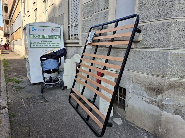 L'ultimo abbandono abusivo in piazza XXV Aprile, gli scarichi di rifiuti vicino ai contenitori bianchi di Agesp sono all'ordine del giorno in tutta la città