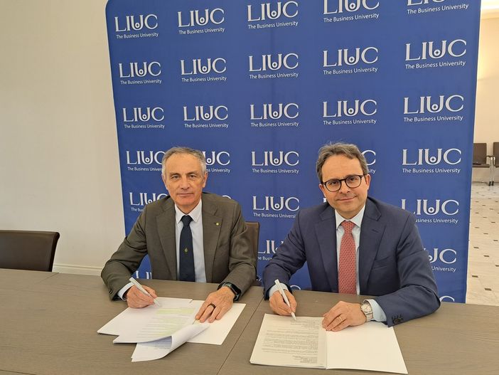 La firma dell'accordo La firma dell'accordo