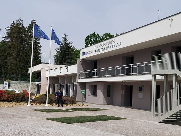 Drone russo sorvola il Jrc di Ispra, preoccupazione e interrogazione: «Rischio per la sicurezza nazionale ed europea» Drone russo sorvola il Jrc di Ispra, preoccupazione e interrogazione: «Rischio per la sicurezza nazionale ed europea»