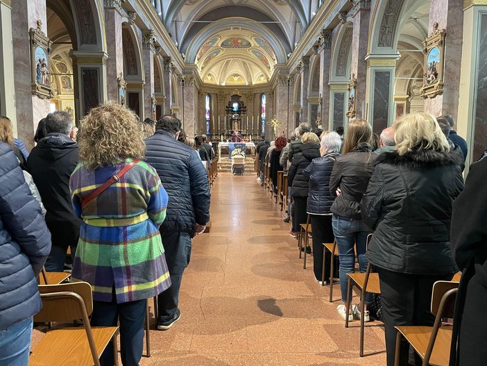 Una chiesa gremita di gente dà l’ultimo saluto a Mario Bellin, fondatore del mobilificio di Castellanza