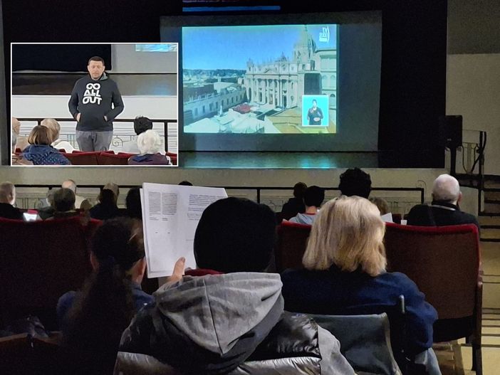 Al teatro Sant’Anna partecipazione commossa al funerale del papa: «Nel suo sorriso, il sorriso del Signore»