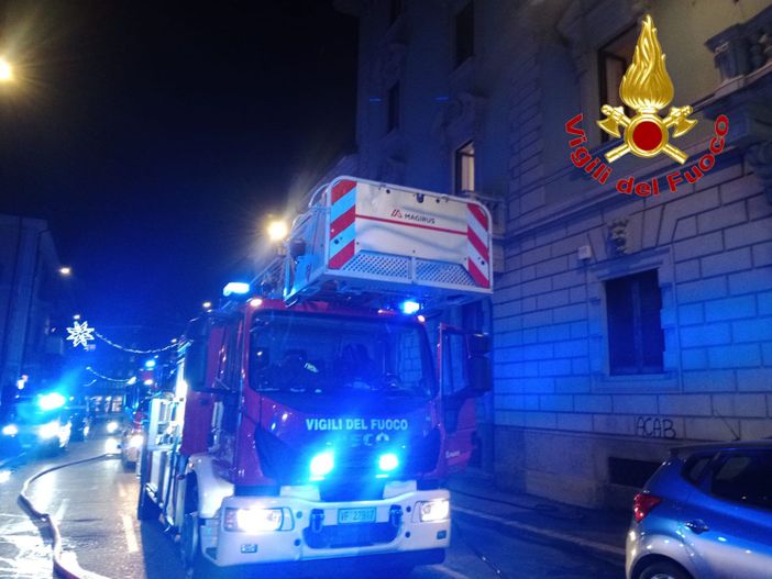 Notte di fuoco in Valceresio: a Cantello brucia il tetto di una villetta