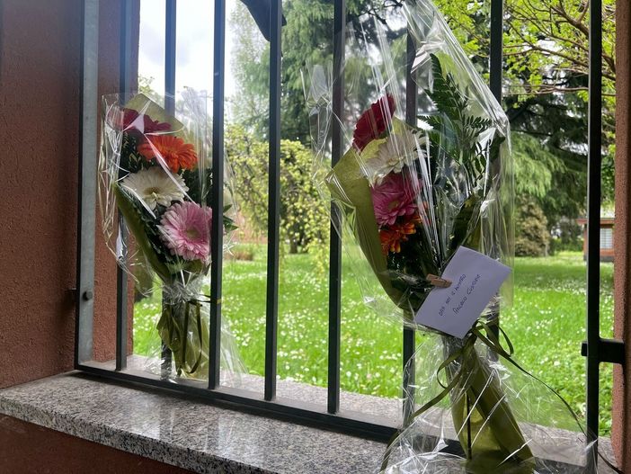 I fiori posti per nei pressi dell'abitazione di Teresa Stabile dopo l'omicidio