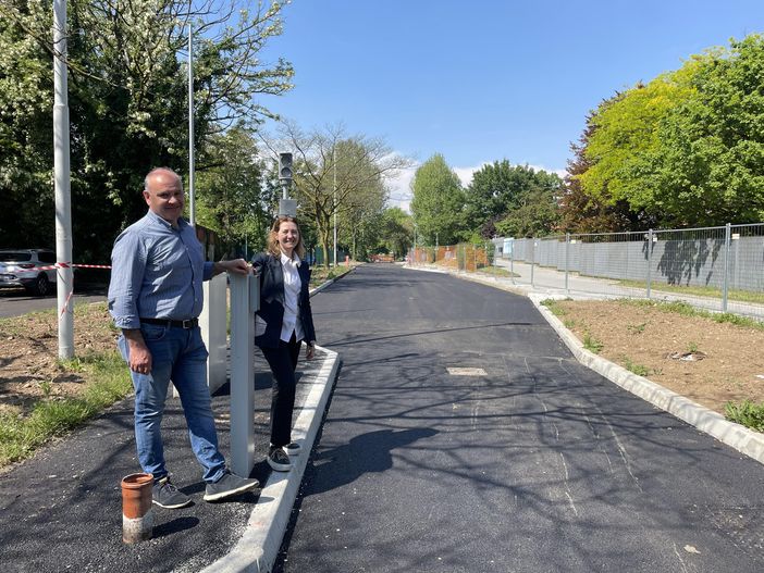 L'ingegner Carla Pusceddu e l'architetto Giampietro Colombo lungo la strada riqualificata: via Grossi