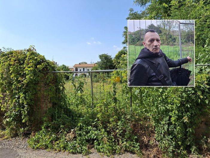 La barriera che chiude un accesso allo spiazzo incolto. Nel riquadro, il testimone Vincenzo Zingarelli che denuncia la situazione