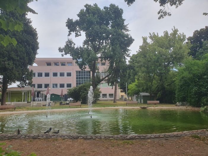 Il parco di via Foscolo, teatro del primo episodio segnalato il giorno di Natale, quando un uomo ha seguito madre e figlia durante una passeggiata con i cani