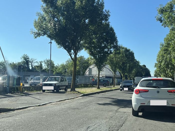 Auto in attesa di entrare nel centro di multiraccolta ieri