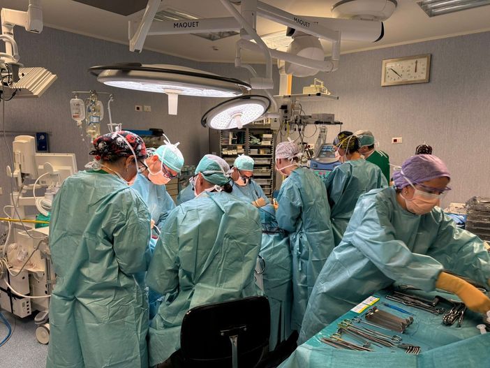 Mandibola ricostruita con l’osso della gamba: straordinario intervento all’ospedale di Legnano