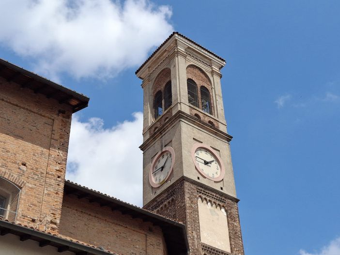 Eppur si muove: ha ripreso a funzionare l’orologio del campanile a Sacconago