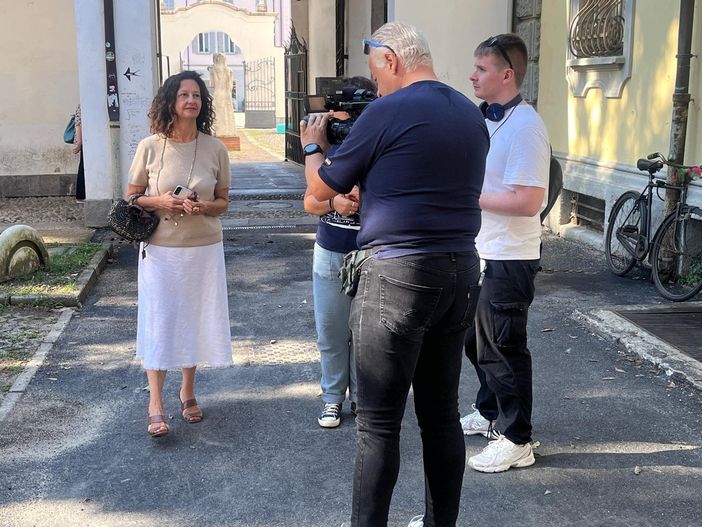 Manuela Maffioli nei pressi della biblioteca oggi, 22 agosto