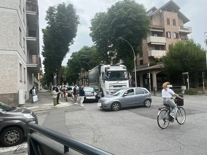 Incidente tra un tir e una utilitaria in viale Alfieri, estate 2025