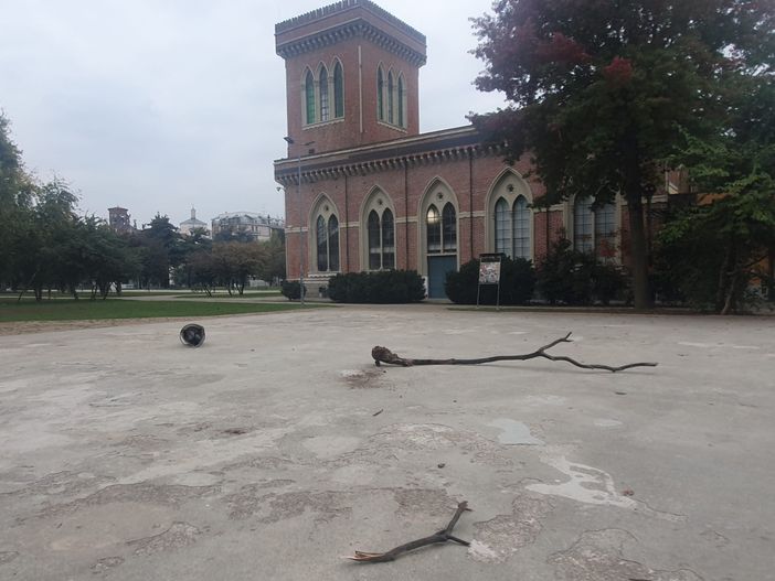 Museo del Tessile, pianta e cestino gettati in mezzo alla pista per lo skate