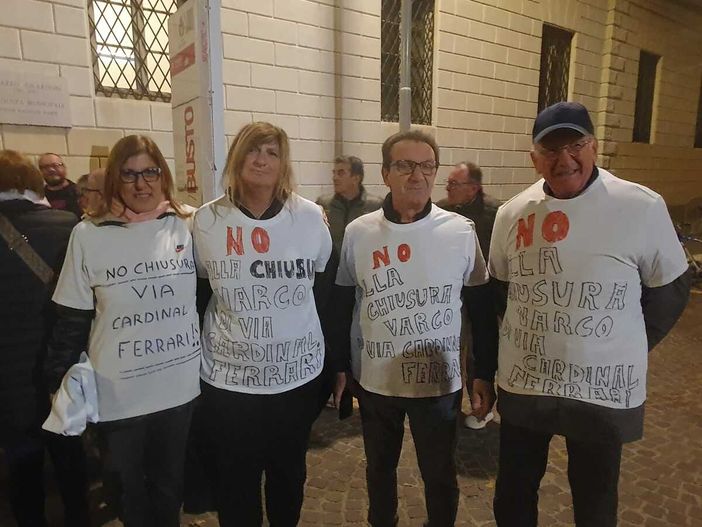La protesta dei residenti di via Cardinal Ferrari davanti al municipio La protesta dei residenti di via Cardinal Ferrari davanti al municipio