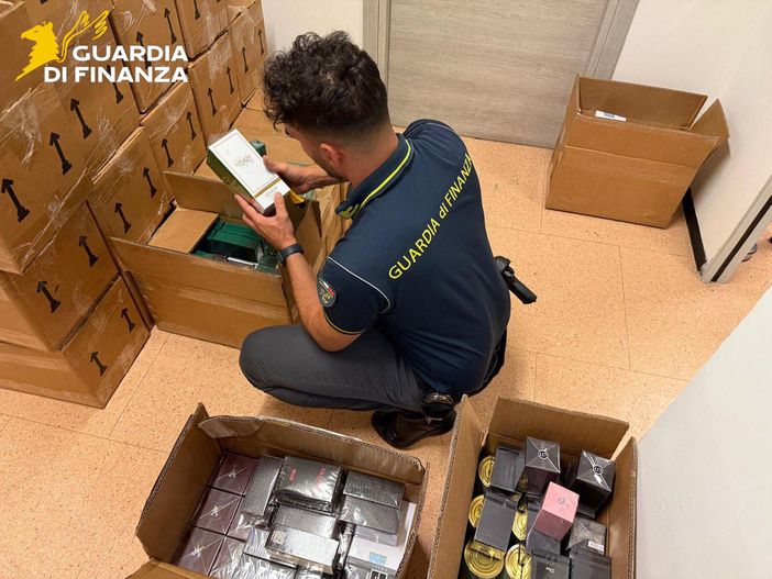 Oltre 6.700 profumi di marca “taroccati” sequestrati dalla Guardia di Finanza: denunciata una donna. Sul mercato avrebbero fruttato 250mila euro