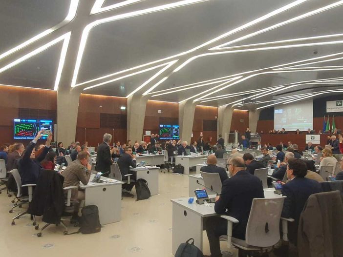 Si chiude una maratona di quattro giorni: il Consiglio regionale approva il bilancio