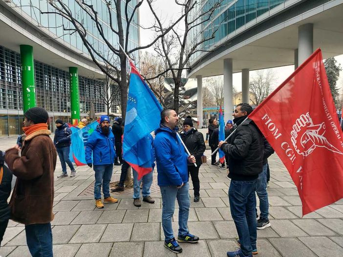 La manifestazione di stamattina dei lavoratori della Beko di Cassinetta davanti al Pirellone a Milano