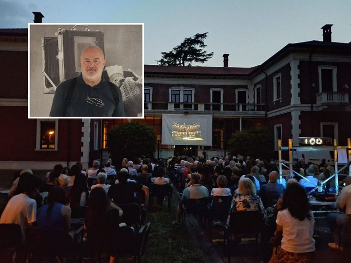 Il pubblico del cinema estivo a Villa Calcaterra, sede Icma - Istituto cinematografico Michelangelo Antonioni. Nel riquadro, Paolo Castelli