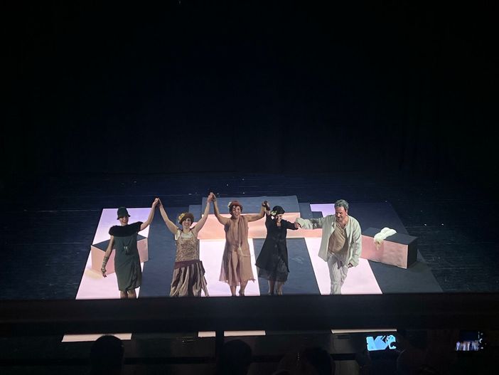 Teatro Sociale tutto esaurito: “Streghe da marciapiede” incanta e scuote Busto Arsizio