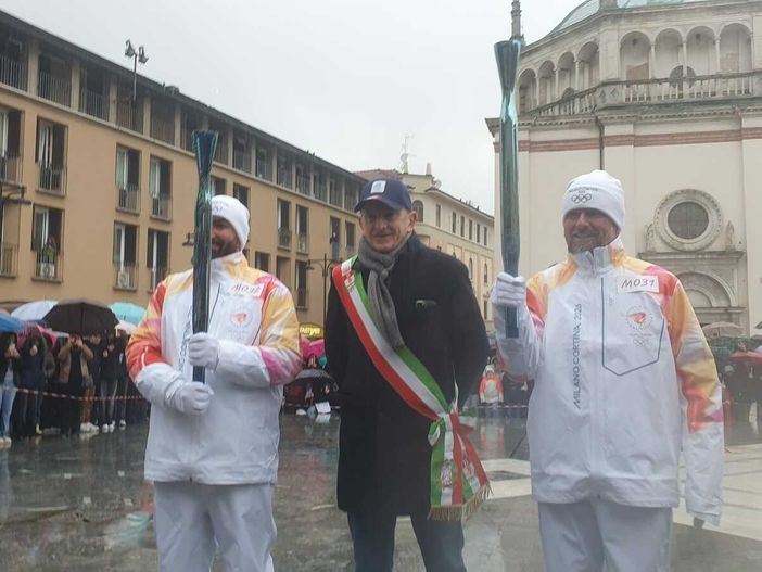 Fiamma olimpica a Busto: «Evento epocale. Vedere i bambini felici è la cosa più bella per un sindaco»