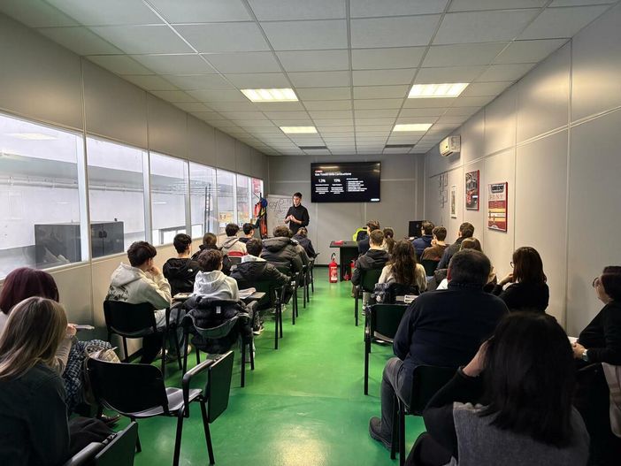 VIDEO. «Colpiti dalla tragedia di Crans-Montana: così la nostra azienda ha deciso di insegnare ai ragazzi a domare il fuoco»