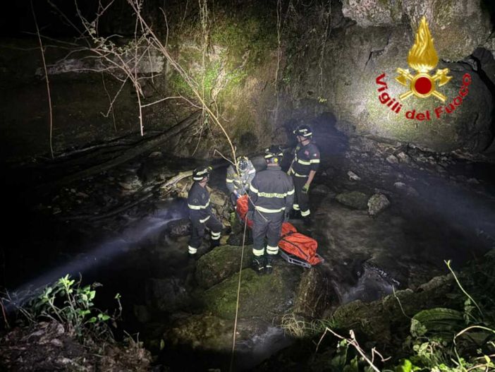 Il recupero del cadavere nel corso d'acqua a Barasso