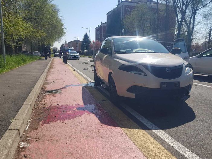Viale Stelvio, la trappola della disattenzione: mezza dozzina di schianti contro il pilomat in 18 mesi Viale Stelvio, la trappola della disattenzione: mezza dozzina di schianti contro il pilomat in 18 mesi