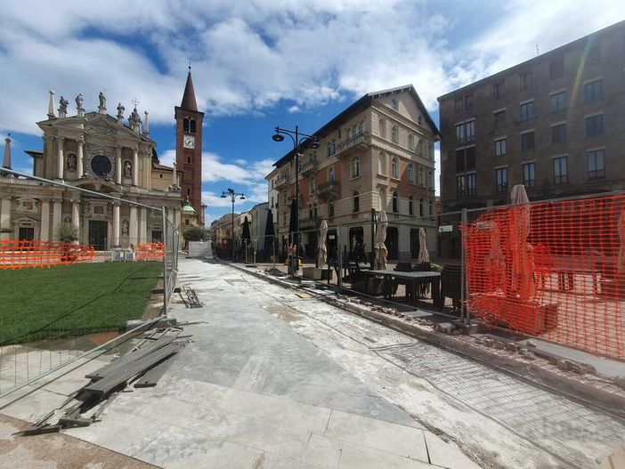Transenne in piazza San Giovanni a Busto. Parte il restyling della pavimentazione del centro Transenne in piazza San Giovanni a Busto. Parte il restyling della pavimentazione del centro