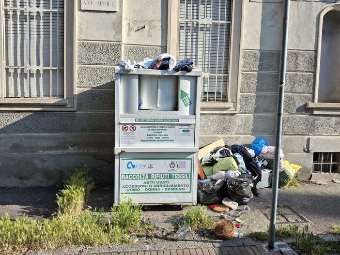 Lo stato del cassonetti bianco in piazza 25 Aprile, il 25 maggio 2026 Lo stato del cassonetti bianco in piazza 25 Aprile, il 25 maggio 2026