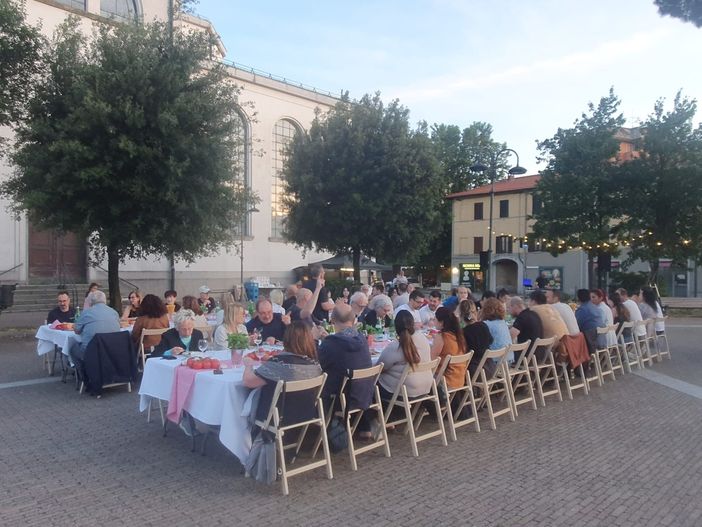 Cene in piazza, buona la prima a San Michele. In settanta a tavola sotto le stelle Cene in piazza, buona la prima a San Michele. In settanta a tavola sotto le stelle