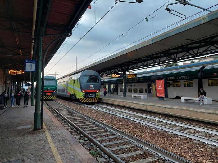 «Treni per Milano, servizio dimezzato ma abbonamenti a tempo pieno: rimborsate ai pendolari gli abbonamenti di giugno» «Treni per Milano, servizio dimezzato ma abbonamenti a tempo pieno: rimborsate ai pendolari gli abbonamenti di giugno»