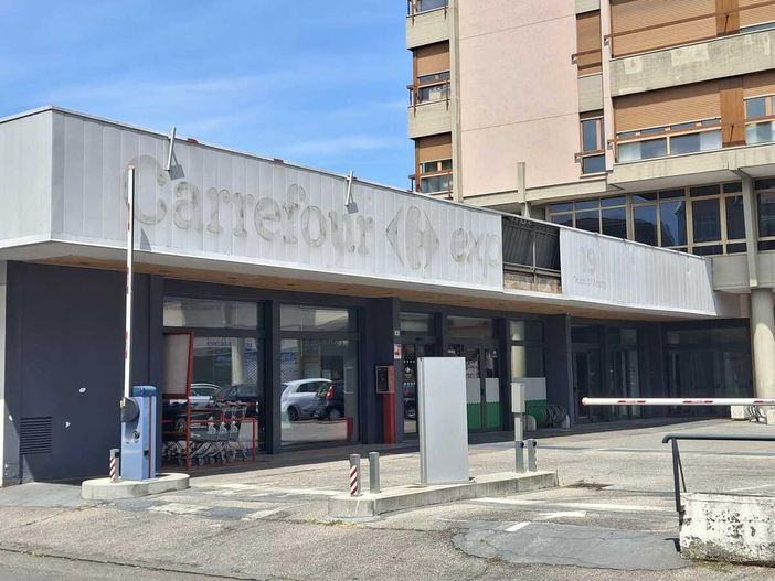 Chiuso per cessata attività: il Carrefour Express di viale Duca D’Aosta ha alzato bandiera bianca Chiuso per cessata attività: il Carrefour Express di viale Duca D’Aosta ha alzato bandiera bianca