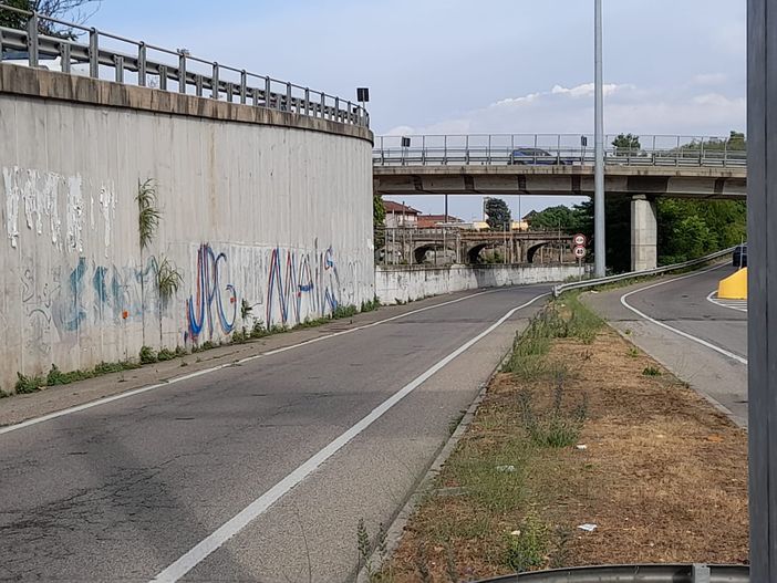 Si lancia dall'ambulanza e dal Ponte