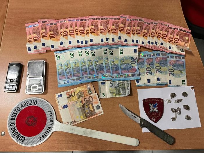 Giovane pusher trovato con nove dosi di hashish, denunciato