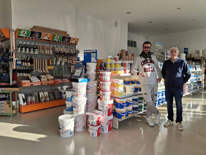 Andrea e Gianluigi Crespi negli spazi del colorificio Colorama Andrea e Gianluigi Crespi negli spazi del colorificio Colorama