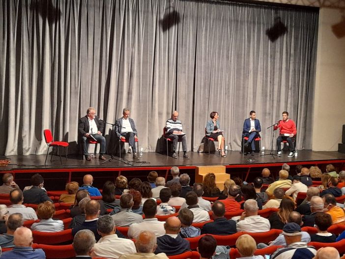 Platea numerosa e attenta per i candidati sindaco a Cassano Magnago